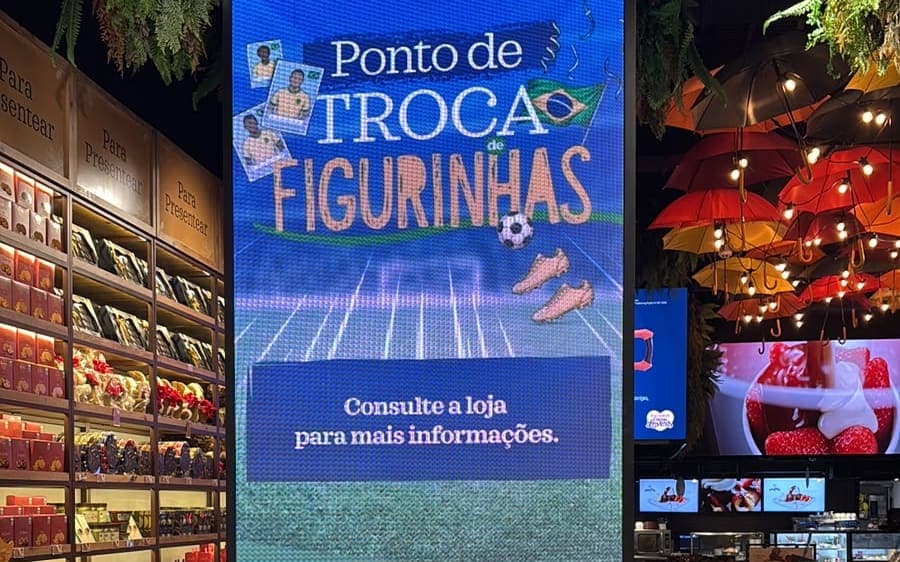 Painel de LED vertical de corpo inteiro no corredor de uma loja da Cacau Show