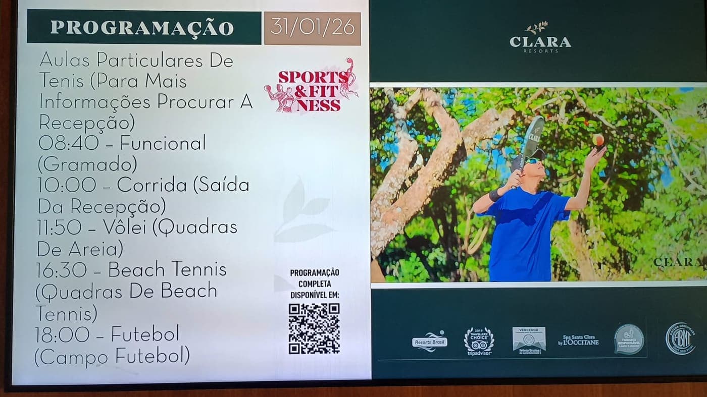 Tela exibindo a programação do dia de um resort, com horários das atividades e a marca do cliente