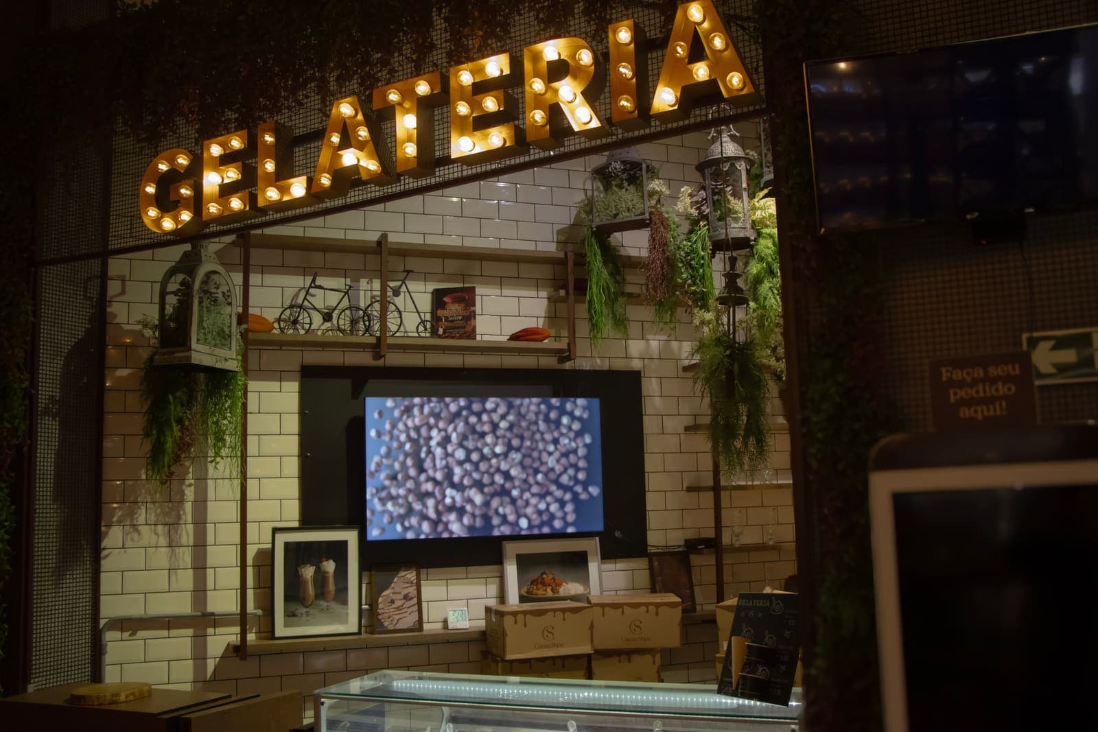 Tela individual integrada à ambientação da gelateria da Cacau Show
